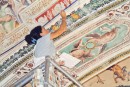 05 - Une artiste Peintre en travaille de restauration d'une des salles du musee du Vatican * 869 x 585 * (208KB)